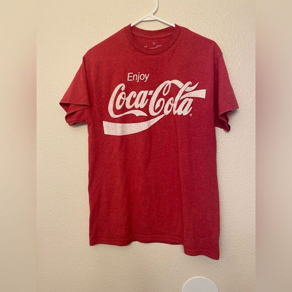 Red Coca-Cola graphic t shirt unisex M